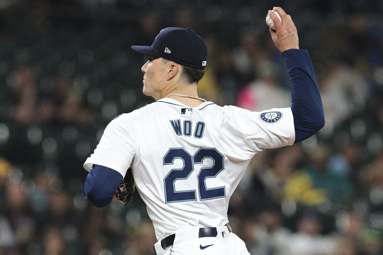 Bryan Woo, abridor de los Marineros de Seattle, lanza en la séptima entrada del juego ante los Padres de San Diego, el miércoles 11 de septiembre de 2024 (AP Foto/Jason Redmond)