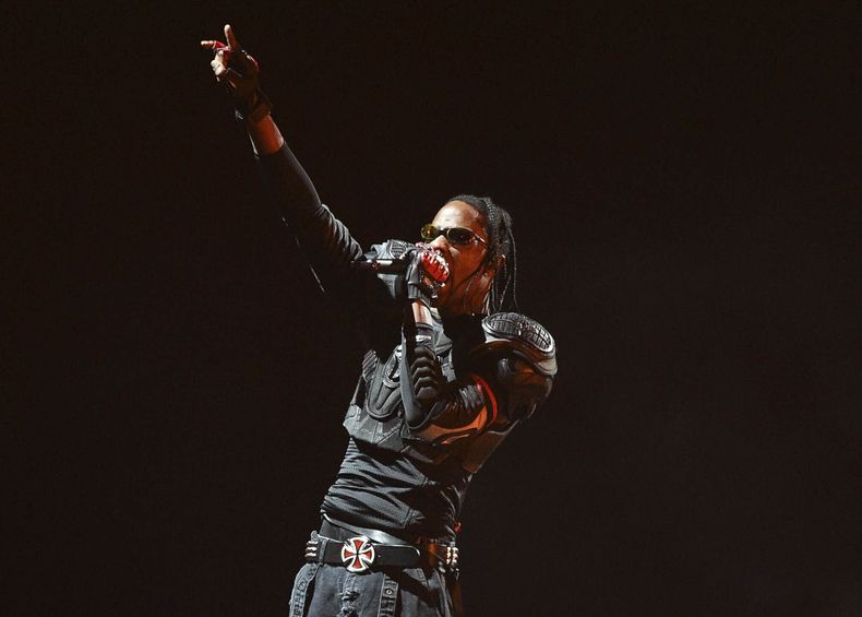 ARCHIVO - Travis Scott se presenta con su gira Circus Maximus en Inglewood, California, el 5 de noviembre de 2023. Scott fue arrestado en Miami Beach por allanamiento de morada e intoxicación pública. (Foto Richard Shotwell/Invision/AP, archivo)