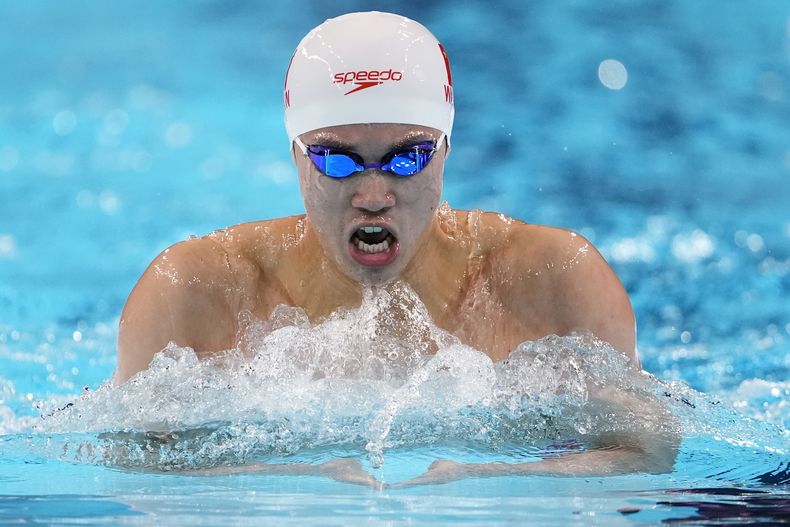 El chino Wang Shun compite en la semifinal de los 200 metros, combinado individual, en los Juegos Olímpicos, el jueves 1 de agosto de 2024, en Nanterre, Francia (AP Foto/Matthias Schrader)
