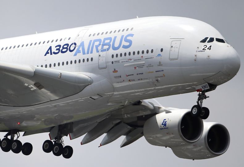 El Airbus A380 hace un vuelo de exhibici&oacute;n en el Show A&eacute;reo de Par&iacute;s, en el aeropuerto Le Bourget, el 20 de junio de 2013. El avi&oacute;n de pasajeros m&aacute;s grande del mundo no podr&aacute; utilizar el aeropuerto m&aacute;s gran