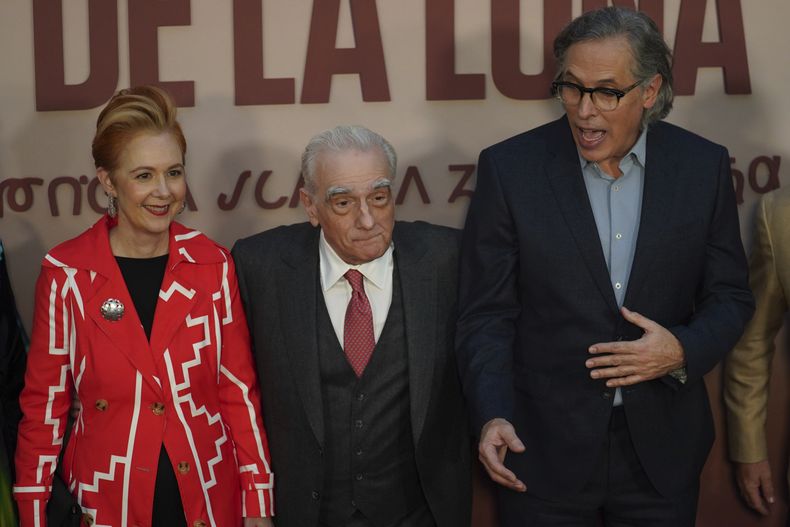 La productora ejecutiva Marianne Bower, izquierda, el guionista y director Martin Scorsese, centro, y el director de fotografía Rodrigo Prieto posan en la alfombra roja de su película Killers of the Flower Moon, en la Ciudad de México, el 11 de octubre de 2023. (Foto AP /Marco Ugarte)