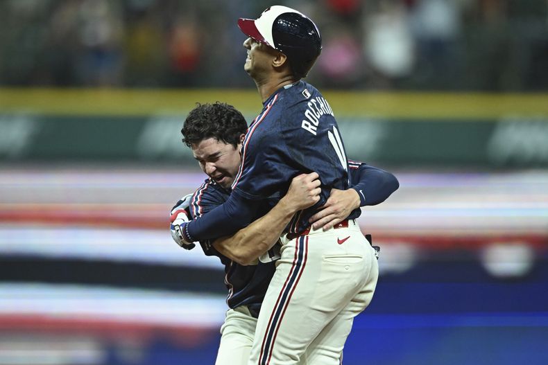 El venezolano Brayan Rocchio, de los Guardianes de Cleveland, recibe la felicitación de Will Brennan, luego de pegar un sencillo decisivo ante los Mellizos de Minnesota, el miércoles 18 de septiembre de 2024 (AP Foto/David Dermer)