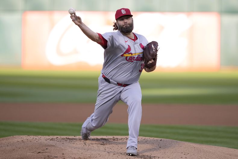 Lance Lynn, pitcher de los Cardenales de San Luis, lanza frente a los Atléticos de Oakland, el martes 16 de abril de 2024 (AP Foto/Tony Avelar)