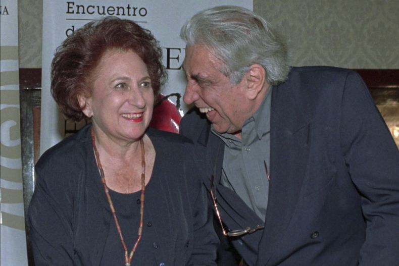 ARCHIVO- La fotógrafa y directora venezolana Margot Benacerraf, izquierda, y el escritor brasileño Geraldo Case en un encuentro de escritores y directores latinoamericanos en Caracas, Venezuela, el 10 de marzo de 1998. El 29 de mayo de 2024 falleció Benacerraf a los 97 años, informó su familia en un comunicado. (Foto AP/Jose Caruci, archivo)