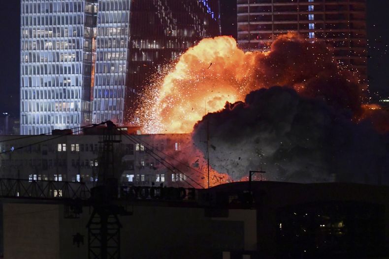 Una explosión en Tel Aviv, Israel, el viernes 13 de junio de 2025, durante un ataque con misiles. (AP Foto/Tomer Neuberg)
