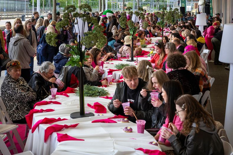 El festival de la sopa de remolacha en Vilna, Lituania, el 29 de mayo del 2026. (AP foto/Mindaugas Kulbis)