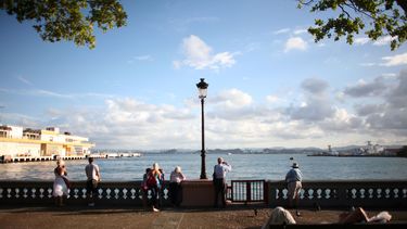 americateve | ARCHIVO - En esta foto de archivo del 23 de noviembre de 2011, turistas en el muelle contemplan la terminal de cruceros en el Viejo San Juan, Puerto Rico. El jueves 24 de abril de 2014 comienza una conferencia de dos d&iacute;as para atraer inversores adi