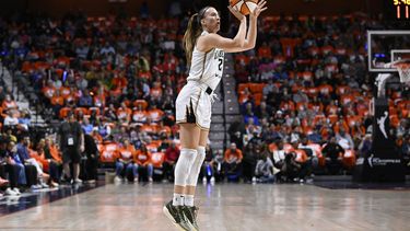 ARCHIVO - Sabrina Ionescu, base del Liberty de Nueva York, intenta un triple durante el tercer partido de las semifinales de la WNBA ante el Sun de Connecticut, el 29 de septiembre de 2023 (AP Foto/Jessica Hill, archivo)
