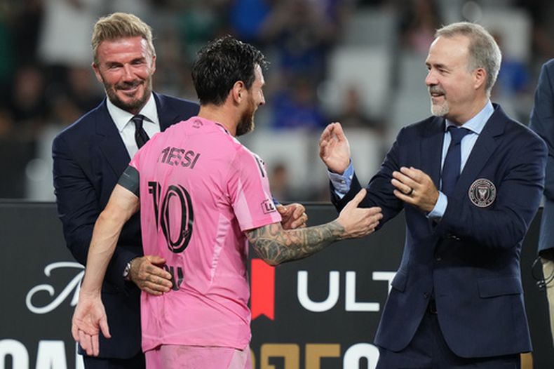 David Beckham (izquierda) y José Mas (derecha), propietarios de Inter Miami, celebran con Lionel Messi luego que el club venció a Cruz Azul en la Copa de Campeones, el miércoles 16 de septiembre de 2026, en Miami. (AP Foto/Lynne Sladky)