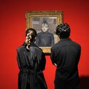 Dos visitantes observan una pintura del artista francés Henri de Toulouse-Lautrec, parte de una exposición titulada Cara a cara que presenta más de 120 obras de artistas del mundo moderno y de pintores iraníes en el Museo de Arte Contemporáneo de Teherán, el jueves 21 de noviembre de 2024, en Teherán. (AP Foto/Vahid Salemi)