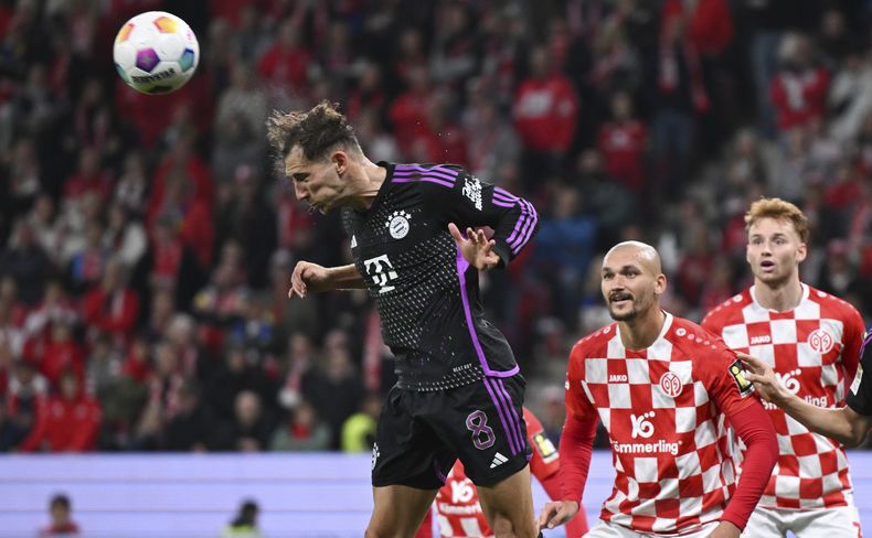 Leon Goretzka del Bayern Munich cabecea el balón durante el encuentro ante el Mainz en la Bundesliga el sábado 21 de octubre del 2023. (Arne Dedert/dpa via AP)