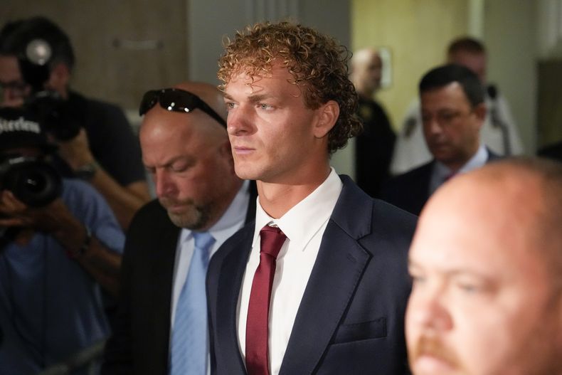 Daniel Penny parte del Tribunal Penal de Manhattan luego de su lectura de cargos, el miércoles 28 de junio de 2023, en Nueva York. Penny, de 24 años, se declaró inocente de homicidio involuntario y homicidio por negligencia en la muerte de Jordan Neely el 1 de mayo pasado, en un vagón del metro en Nueva York. (AP Foto/John Minchillo)