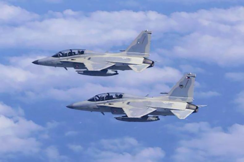 ARCHIVO - Dos cazas FA-50 de la Fuerza Aérea filipina vuelan durante una patrulla conjunta y entrenamiento con Estados Unidos sobre el mar de China Meridional, el martes 4 de febrero de 2025. (Fuerza Aérea Filipina via AP, Archivo)