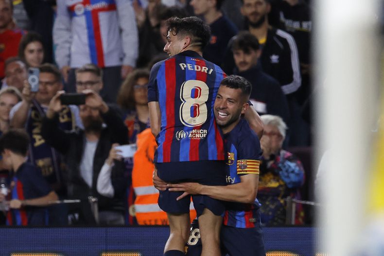 Jordi Alba (derecha) celebra tras marcar el gol que le dio al Barcelona la victoria 1-0 ante Osasuna en la Liga española, el martes 2 de mayo de 2023. (AP Foto/Joan Monfort)