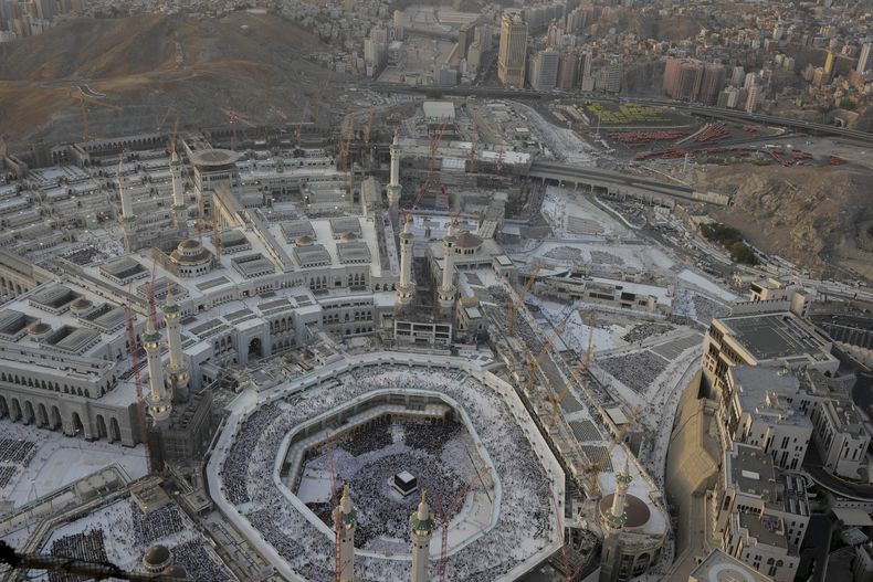 Peregrinos musulmanes rodean la Kaaba, el edificio cúbico en la Gran Mezquita, durante el peregrinaje anual del haj, el martes 11 de junio de 2024, en La Meca, Arabia Saudí. (AP Foto/Rafiq Maqbool)