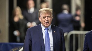 El expresidente estadounidense Donald Trump afuera del tribunal en Manhattan el 26 de abril de 2024. (Curtis Means/DailyMail.com via AP)