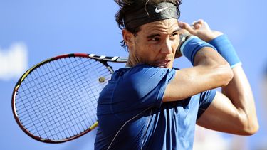 americateve | El espa&ntilde;ol Rafal Nadal devuelve una pelota ante Nicol&aacute;s Almagro en el torneo de Barcelona el viernes, 25 de abril de 2014. (AP Photo/Manu Fernandez)