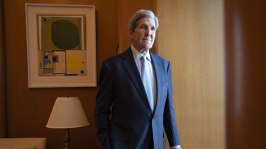 John Kerry, enviado especial presidencial de Estados Unidos para el clima, posa para una fotografía durante una entrevista con The Associated Press en su oficina en el Departamento de Estado, el martes 6 de febrero de 2024, en Washington. (AP Foto/Jacquelyn Martin)