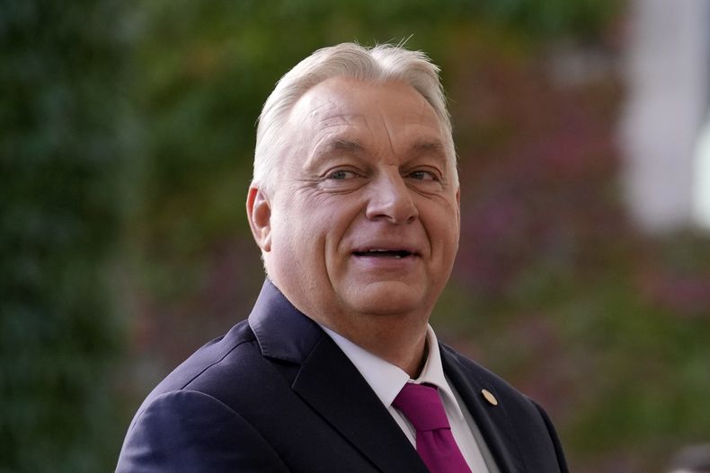 El primer ministro de Hungría, Viktor Orbán, llega a la cumbre del “Proceso de Berlín” sobre la integración con, y dentro de, los Balcanes occidentales, en Berlín, Alemania, el lunes 14 de octubre de 2024. (AP Foto/Ebrahim Noroozi)