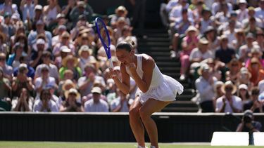 La ucraniana Marta Kostyuk celebra tras vencer a la italiana Jasmine Paolini en los cuartos de final de Wimbledon el miércoles 8 de julio del 2026. (AP Foto/Brian Inganga)