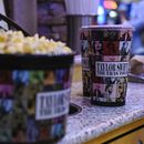 ARCHIVO - Una cubeta de palomitas y un vaso para la película Taylor Swift: The Eras Tour se venden en Regal Cinemas, el 13 de octubre de 2023, en Lynchburg, Virginia. (Paige Dingler/The News & Advance via AP, archivo)