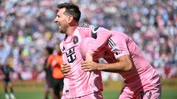 Los delanteros Lionel Messi y Germán Berterame del Inter Miami celebra el gol de Berterame en el encuentro de la MLS ante el Colorado Rapids el sábado 18 de abril del 2026. (AP Foto/Geneva Heffernan)