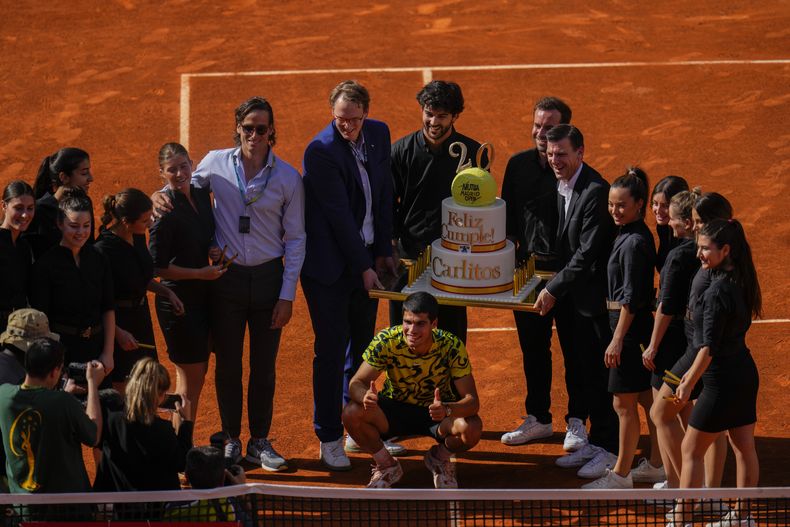 El español Carlos Alcaraz posa con el pastel por su 20 cumpleaños tras vencer en la semifinal del Abierto de Madrid al croata Borna Coric el viernes 5 de mayo del 2023. (AP Foto/Manu Fernandez)