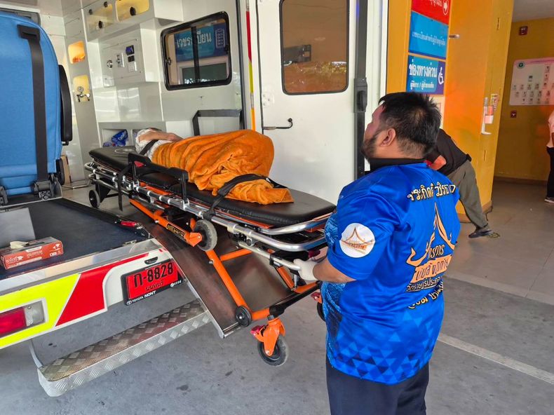 En esta imagen del 23 de noviembre de 2025, un equipo de emergencias traslada a una anciana encontrada viva que se creía había muerto y que fue trasladada para incinerarla al templo de Wat Rat Prakhong Tham, provincia de Nonthaburi, Tailandia. (Wat Rat Prakhong Tham via AP)