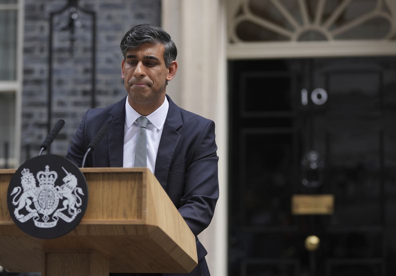 ARCHIVO - El entonces primer ministro británico saliente, Rish Sunak, mira al suelo durante un breve discurso ante su residencia oficial antes de visitar al rey Carlos III para presentar su renuncia en Londres, el 5 de julio de 2024. (AP Foto/Kin Cheung, Archivo)