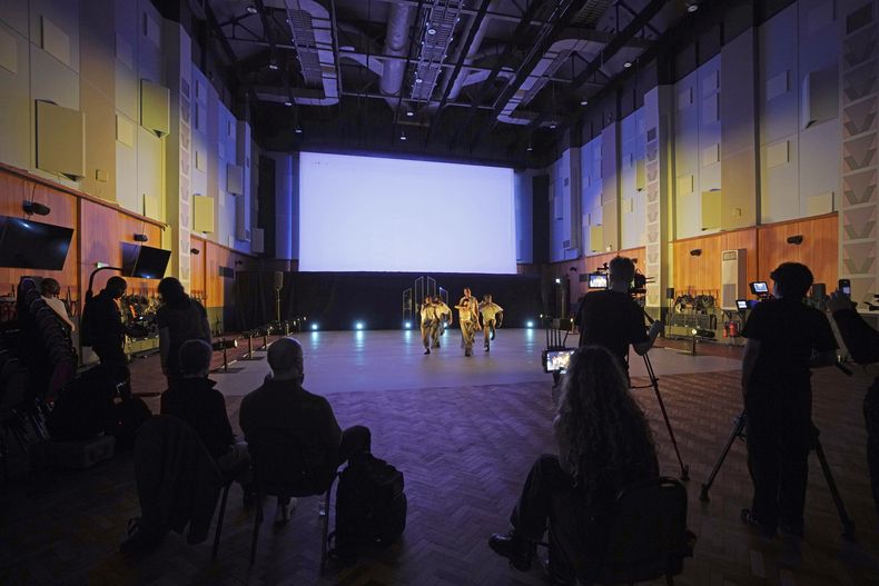 Bailarines ensayan en el Studio One de Abbey Road en Londres el jueves 27 de marzo de 2025. (Foto AP/Kin Cheung)