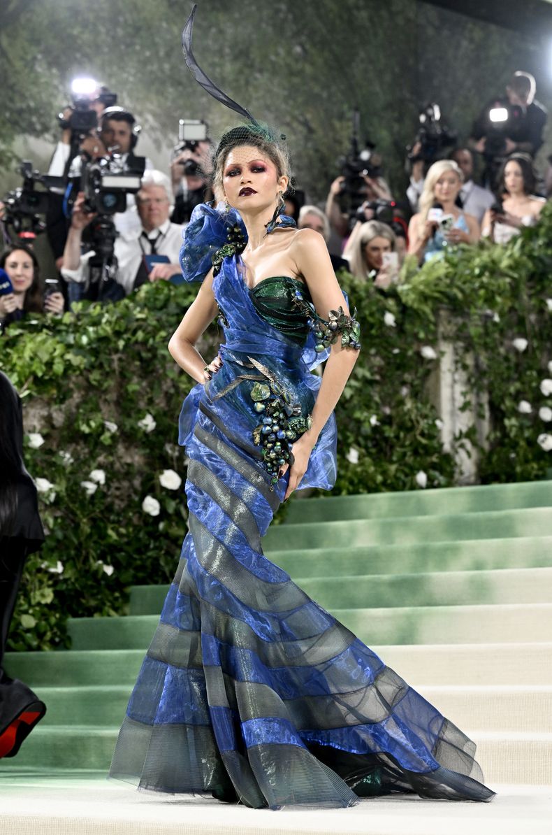 Zendaya llega a la gala benéfica del Instituto del Vestido del Museo Metropolitano de Arte para celebrar la inauguración de la exposición Sleeping Beauties: Reawakening Fashion el lunes 6 de mayo de 2024, en Nueva York. (Foto Evan Agostini/Invision/AP)