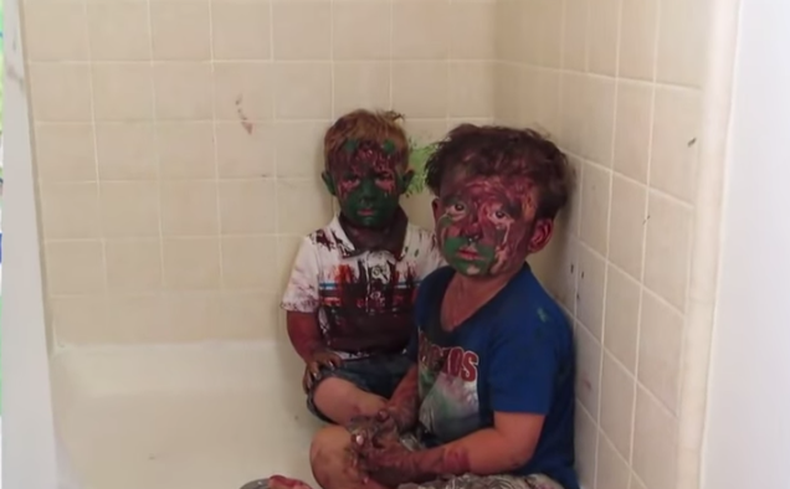 Dos hermanos con el rostro totalmente manchado han dejado su casa hecha un desastre tras "robar" pintura. El papá intenta retarlos, pero las respuestas no le permiten ponerse serio. Desopilante