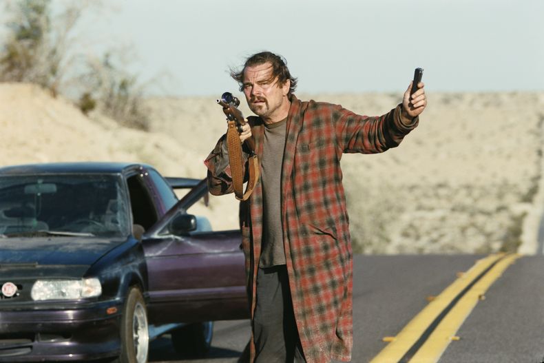 Esta imagen, publicada por Warner Bros. Pictures, muestra a Leonardo DiCaprio en una escena de One Battle After Another. (Warner Bros. Pictures vía AP)
