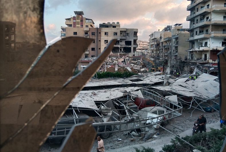 Un edificio destruido que fue alcanzado en un ataque aéreo israelí visto desde una ventana destrozada del Hospital Jabal Amel, en Tiro, Líbano, el 1 de junio de 2026. (Foto AP)
