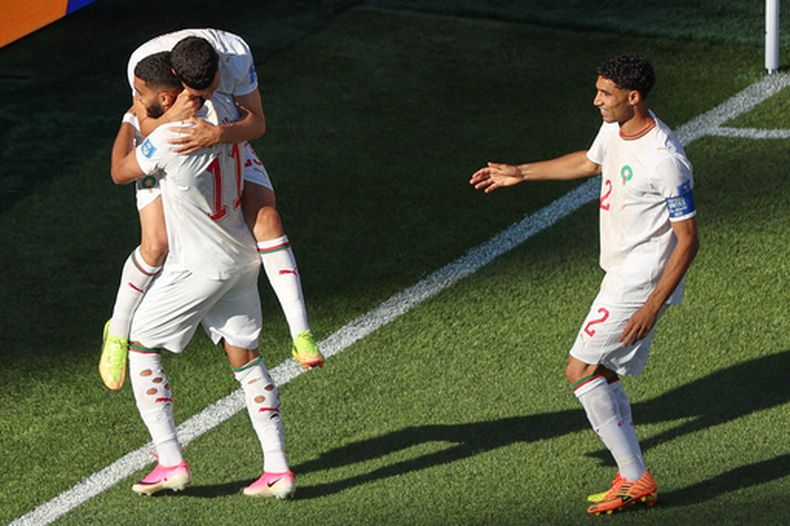 El marroquí Ismael Saibari (11) es felicitado por sus compañeros después de anotar el primer gol de su equipo ante Escocia en partido por el Grupo C del Mundial, el viernes 19 de junio de 2026, en Foxboro, Massachusetts. (AP Foto/Mark Stockwell)