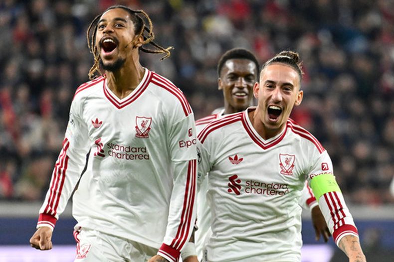 Bradley Barcola (izquierda) celebra tras anotar el segundo gol de Liverpool en la victoria 6-3 ante LASK en Liga de Campeones, el miércoles 14 de octubre de 2026, en Linz, Austria. (AP Foto/Denes Erdos)