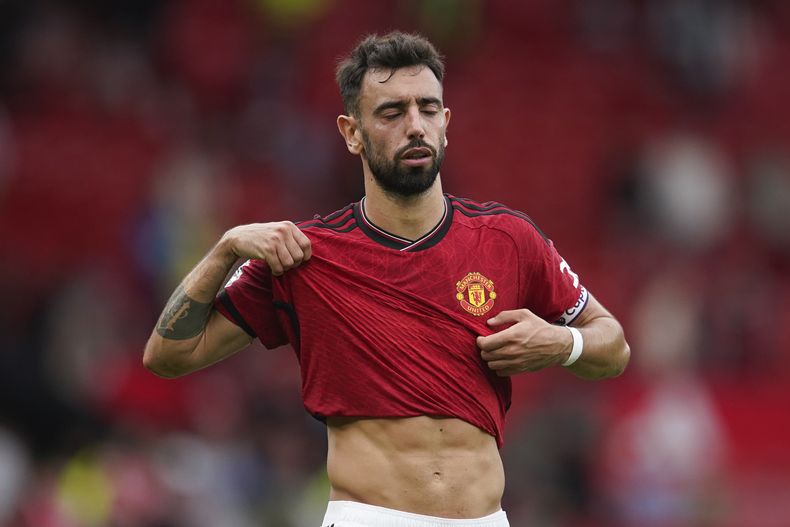 El portugués Bruno Fernandes reacciona al final de un partido del Manchester United ante el Brighton, el sábado 16 de septiembre de 2023 (AP Foto/Dave Thompson)