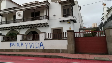 pintan frase patria y vida en consulado cubano en islas canarias