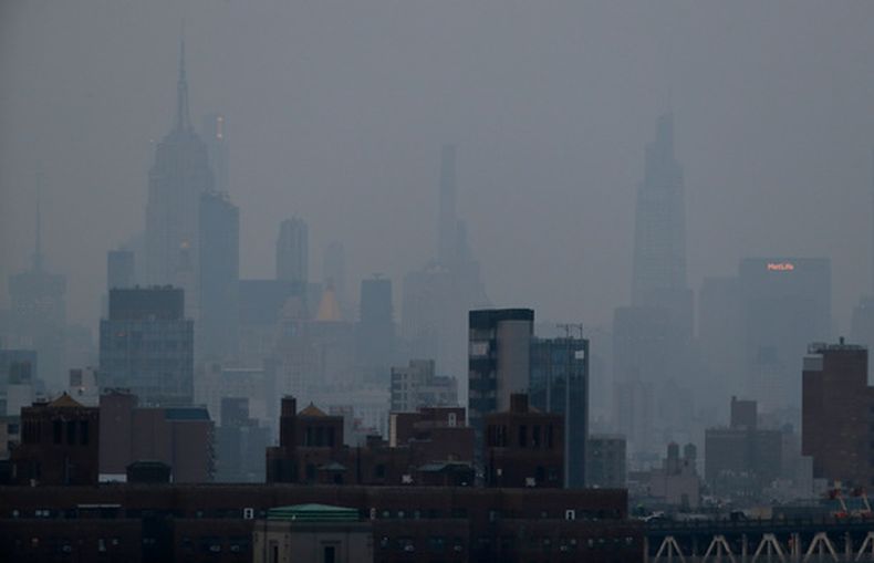 La neblina en Manhattan, Nueva York, el 20 de julio del 2021. (AP foto/Julie Jacobson)