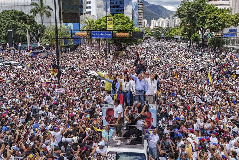 La líder opositora María Corina Machado y el candidato opositor Edmundo González viajan encima de un camión durante una protesta contra los resultados oficiales de las elecciones presidenciales que declaran ganador al presidente Nicolás Maduro en Caracas, Venezuela, el martes 30 de julio de 2024, dos días después de la votación. (AP Foto/Matías Delacroix)