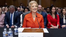 Linda McMahon, nominada por el presidente Donald Trump como secretaria de Educación, llega a la audiencia del Comité de Salud, Educación y Trabajo en relación con su nominación, el jueves 13 de febrero de 2025, en Washington. (AP Foto/Jacquelyn Martin)