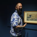 El periodista de televisión mexicana Álvaro Cueva posa junto a una xilografía del japonés Hokusai titulada La gran ola de Kanagawa, durante la inauguración de la exposición Japón: del mito al manga, en el Museo Franz Mayer, en la Ciudad de México, el jueves 7 de agosto de 2025. (Foto AP/Fernando Llano)