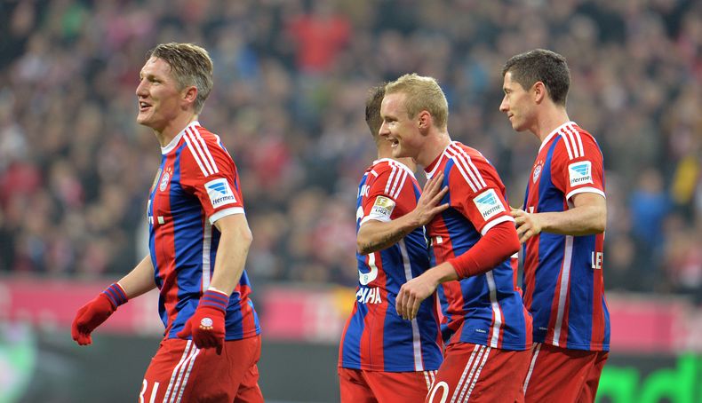 Los jugadores de Bayern Munich, de izquierda a derecha, Bastian Schweinsteiger, Rafinha, Sebastian Rode y Robert Lewandowski festejan un gol contra Hoffenheim en la Bundesliga el s&aacute;bado, 22 de noviembre de 2014 en Munich. (AP Photo/Kerstin Joensson
