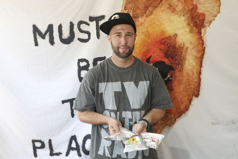 William Perry, fundador de This Must Be The Place, sostiene dosis de naloxona gratuitas para distribuirlas entre los asistentes al Governors Ball Music Festival el domingo 9 de junio de 2025, en Flushing Meadows Corona Park en el distrito de Queens de Nueva York. (Foto Andy Kropa/Invision/AP)