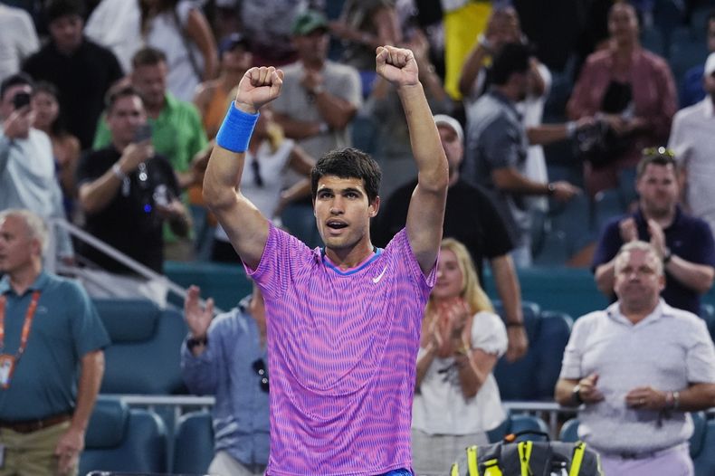 El español Carlos Alcaraz festeja su victoria sobre el italiano Lorenzo Musetti en el Abierto de Miami, el martes 26 de marzo de 2024 (AP Foto/Marta Lavandier)
