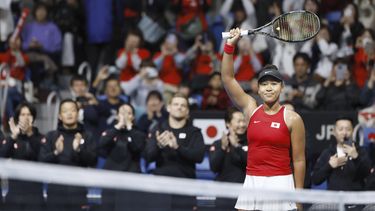La japonesa Naomi Osaka reacciona a las ovaciones de la afición al superar a la kazaja Yulia Putintseva en la ronda de calificación de la Copa Billie Jean King el viernes 12 de abril del 2024. (Michi Ono/Kyodo News via AP)