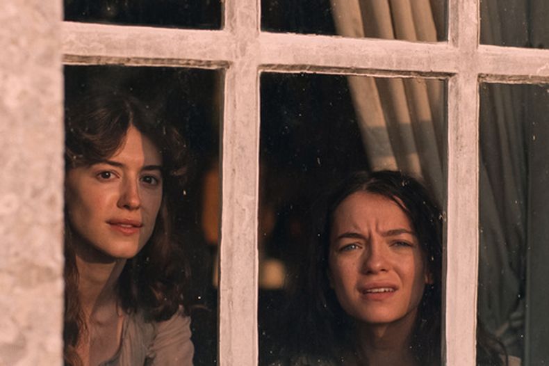Esta imagen, difundida por Focus Features, muestra a Daisy Edgar-Jones, izquierda, y Esmé Creed-Miles en una escena de Sense and Sensibility. (Focus Features via AP)