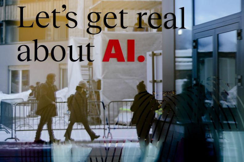 ARCHIVO - Gente reflejada en una ventana de un hotel en el paseo de Davos en Davos, Suiza, el 15 de enero de 2024. La inteligencia artificial podría utilizarse de forma errónea para difundir afirmaciones engañosas o falsas sobre el Holocausto, según un nuevo reporte de UNESCO. (AP Foto/Markus Schreiber, Archivo)