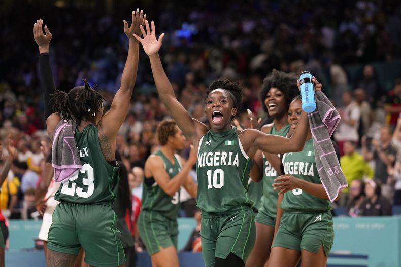La nigeriana Promise Amukamara (10) celebra la victoria ante Canadá en el baloncesto femenino de los Juegos Olímpicos de París, el domingo 4 de agosto de 2024 en Villeneuve-dAscq, Francia. (AP Foto/Mark J. Terrill)