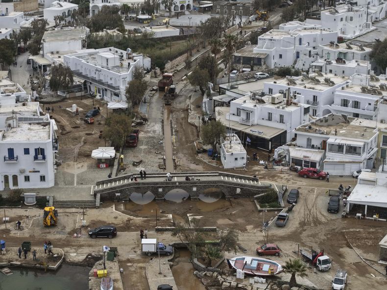 Esta fotografía tomada con un dron muestra el puerto de Naousa tras el paso de una intensa tormenta que provocó inundaciones, el martes 1 de abril de 2025 en la isla griega de Paros. (AP Foto/Stathis Roussos)